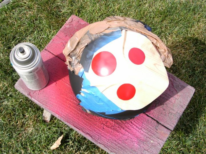 arte de patio con bolas de bolos recicladas