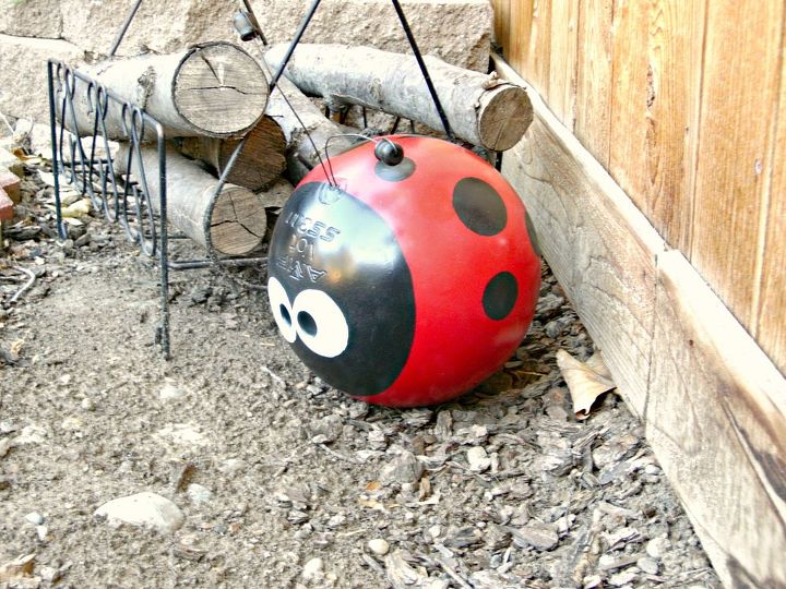 arte de patio con bolas de bolos recicladas