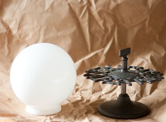 globo terrqueo de bricolaje a partir de un globo de luz de una tienda de segunda mano