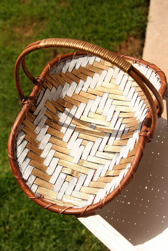 cesta de la tienda de segunda mano con un bolgrafo de hoja de oro