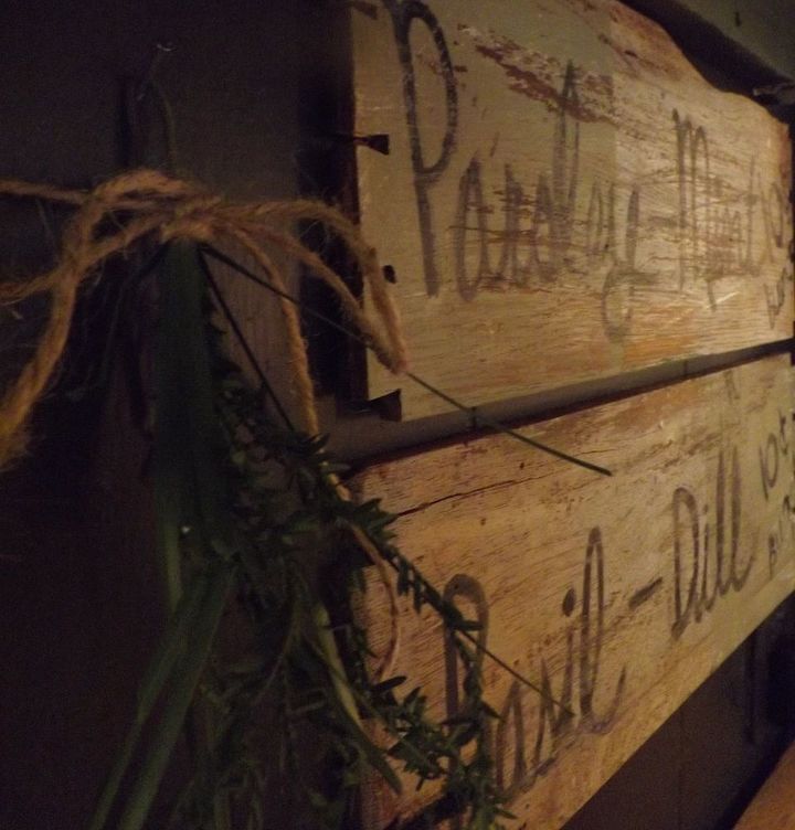 uma velha gaveta de carvalho vintage convertida em sinais de ervas