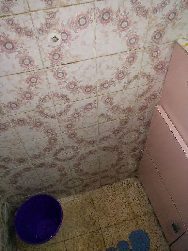 q flooring ideas sheet linoleum temporary renter apartment, bathroom ideas, diy, flooring, how to, small bathroom ideas, The wall tiles are a rather tired looking pink and grey brown floral pattern but I think they d look a lot better with a nicer floor to accent them