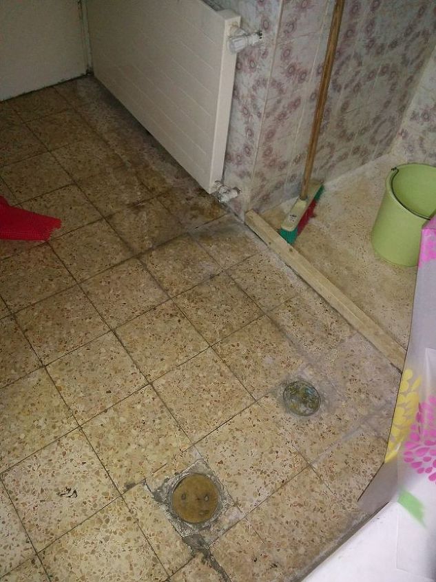q flooring ideas sheet linoleum temporary renter apartment, bathroom ideas, diy, flooring, how to, small bathroom ideas, This is the floor as you can see there s water staining and who knows what else so that even when it s clean it looks bad