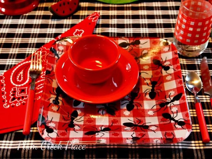 diversin al final del verano con una mesa de picnic con hormigas, Divertidos platos para hormigas a cuadros de guinga