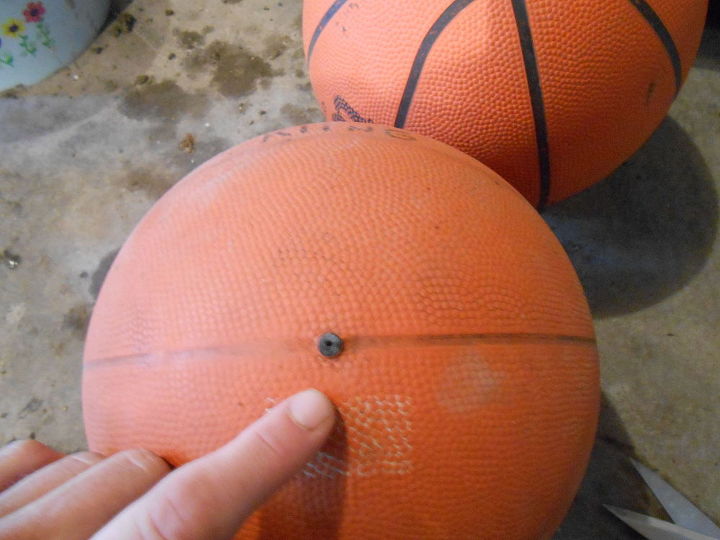recicle uma bola de basquete plana para criar um orbe de jardim de hipertufa