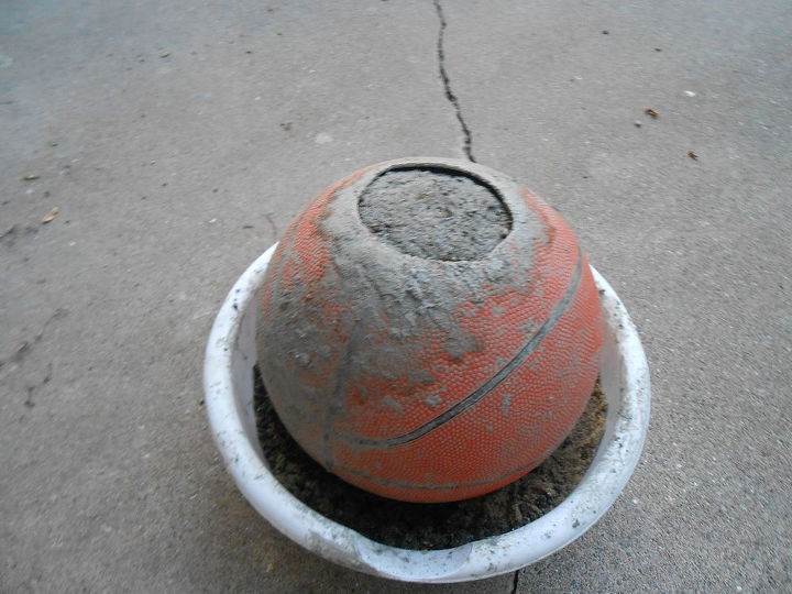 recicle uma bola de basquete plana para criar um orbe de jardim de hipertufa