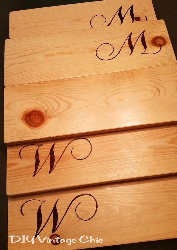 manteles individuales de madera con monogramas personalizados