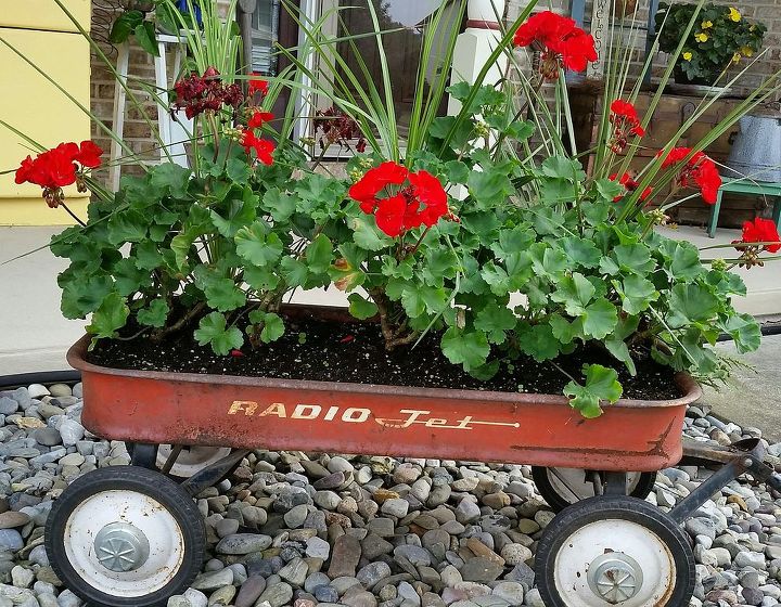 rustic rusty repurposed should i retire my vintage wagon, Removed the dreary white impatiens last week Still hanging onto summer as long as I can