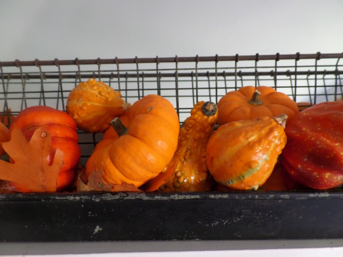 fall mantle decor simplistic chic vintage, fireplaces mantels, Mix real and artificial pumpkins