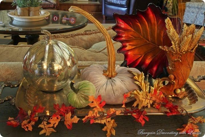 agrupamento de decorao de outono, Ab boras e folhas reunidas em uma bandeja de prata