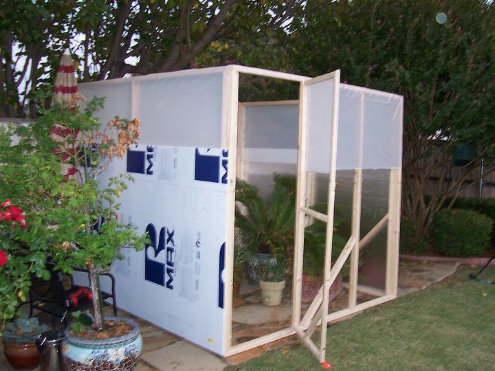 oui construy un invernadero por 142 00 dlares proteccin invernal para las plantas, Puerta a adida para mantener el calor y mantener fuera a los bichos