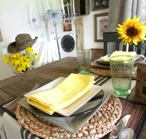 paisaje de mesa en amarillo y crema