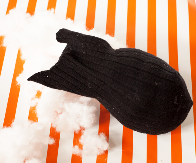 manualidad de halloween en 15 minutos gato calcetin negro espeluznante
