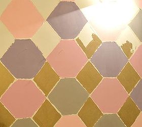 pared hexagonal pintada en colores pastel