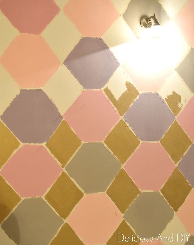 parede hexagonal pintada em tons pastel