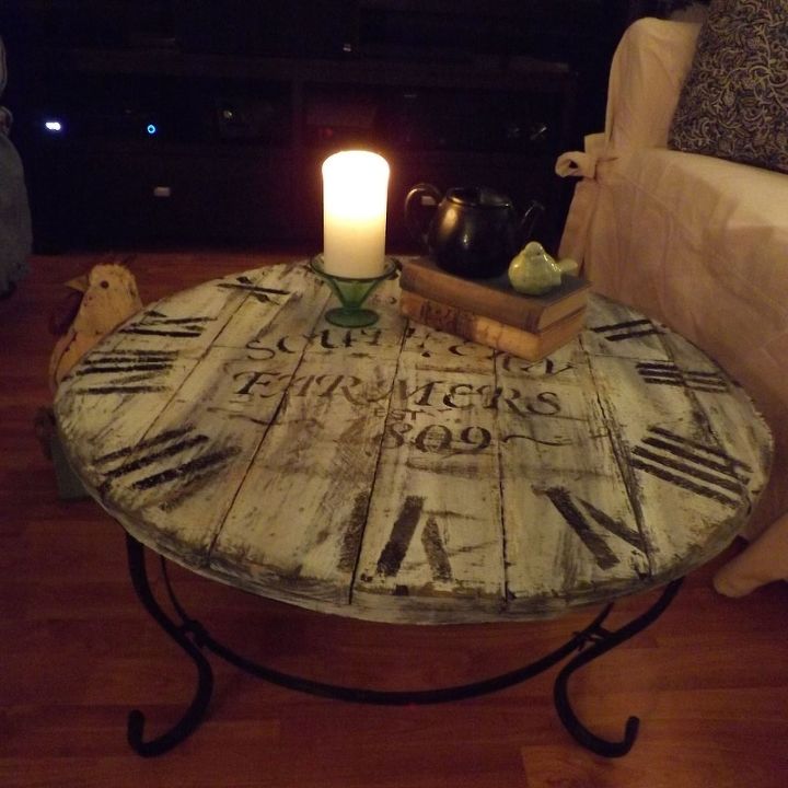 uma mesa de centro com um relgio de madeira palete