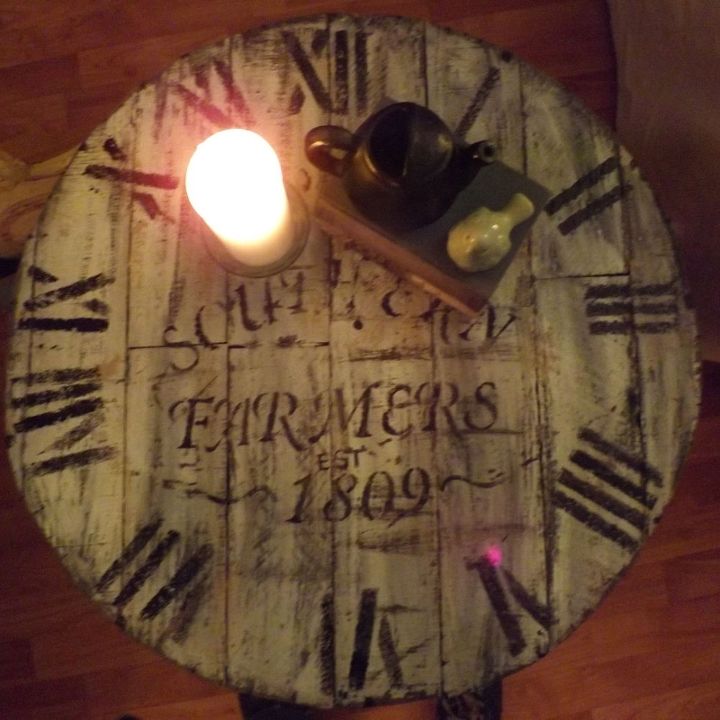 uma mesa de centro com um relgio de madeira palete