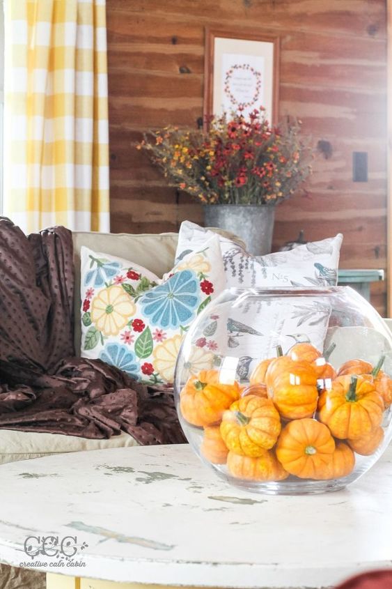 fall decor living room pumpkins log home, home decor, living room ideas, seasonal holiday decor