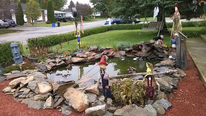 fall front yard decorating scarecrows, crafts, gardening, halloween decorations, painted furniture, ponds water features