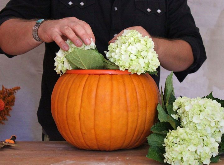 arreglo floral de halloweeen en una calabaza