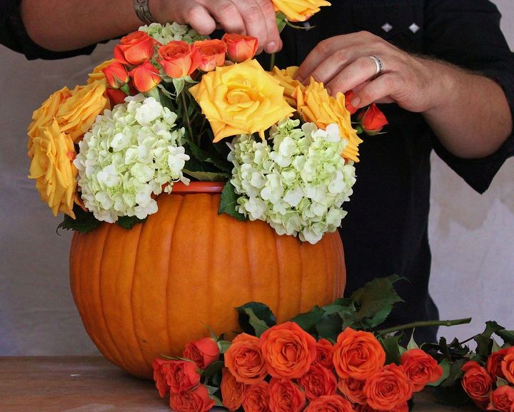 arreglo floral de halloweeen en una calabaza