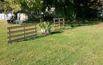 Pallet landscaping fence