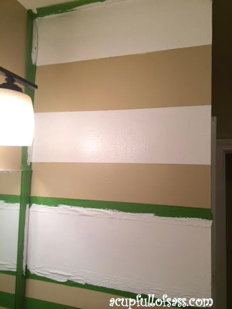 pinte listras em uma pequena parede