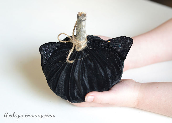 black cat velvet pumpkins, crafts, halloween decorations, seasonal holiday decor