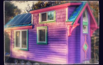 Una casa pequeña inspirada en Candyland, el pan de jengibre y el diseño gótico
