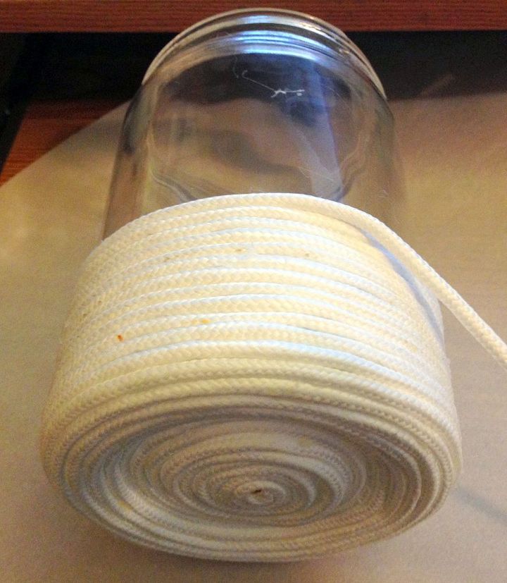 recipientes de vidro embrulhados em corda com guardanapos de decoupage