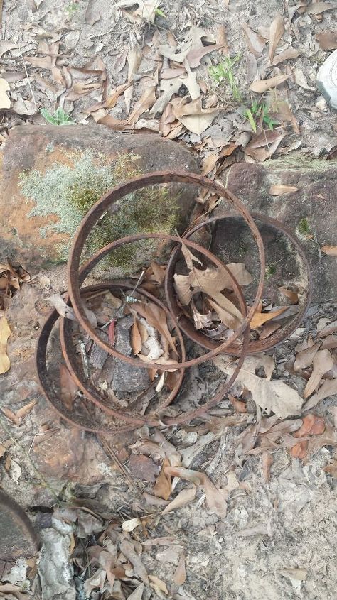 rueda de carreta vieja en pedazos ayuda