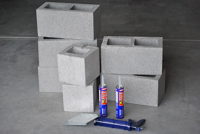 plantador vertical feito de blocos de concreto