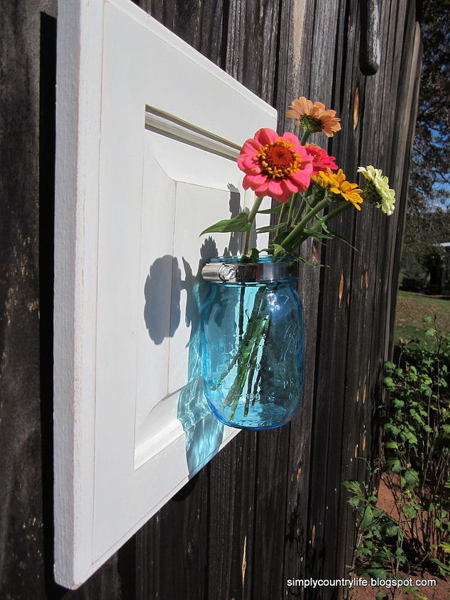 combine uma porta de armrio e uma jarra de pedreiro para um divertido vaso de parede