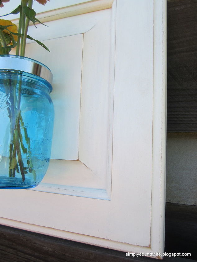 combine uma porta de armrio e uma jarra de pedreiro para um divertido vaso de parede