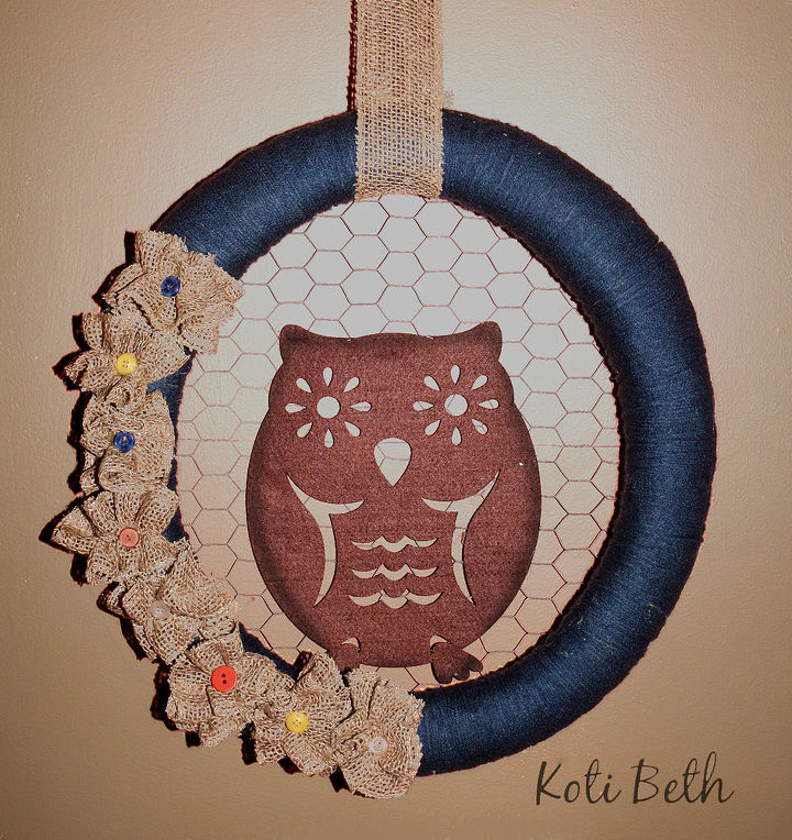 how to make a owl fall wreath with chicken wire, crafts, seasonal holiday decor, wreaths