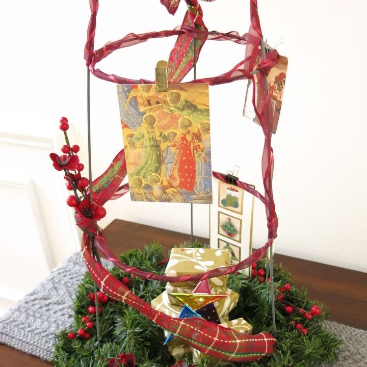 exposicion festiva de navidad hecha con una simple jaula de tomates