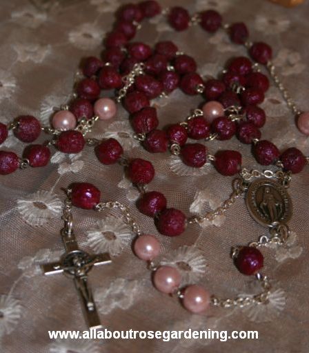 hacer cuentas de rosario con ptalos de rosa, Mis cuentas de rosario de p talos de rosa