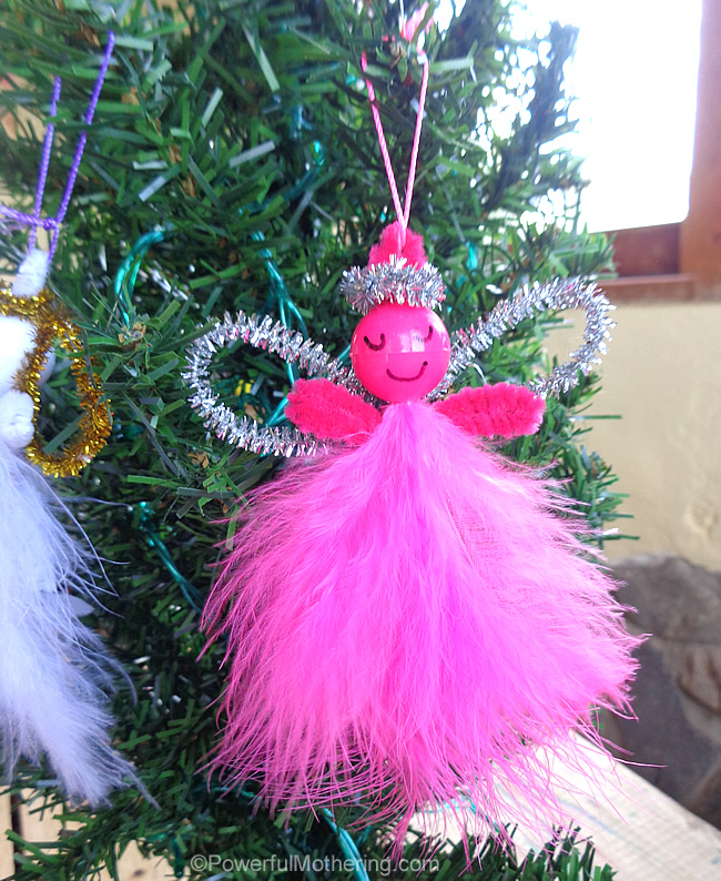 kid made anjos de penas e limpadores de cachimbo decoraes de natal fceis