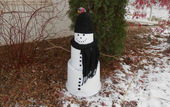  Boneco de neve ao ar livre DIY usando vasos de plástico para berçário