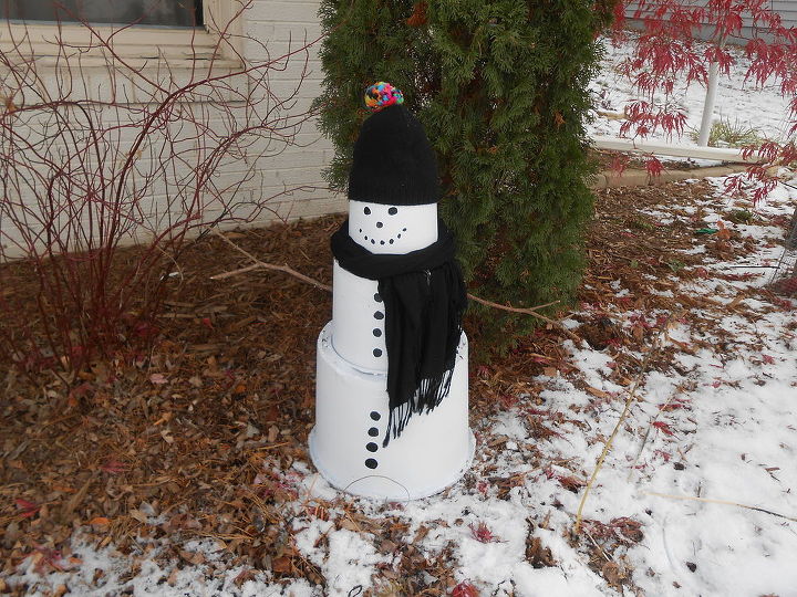 boneco de neve ao ar livre diy usando vasos de plstico para berrio