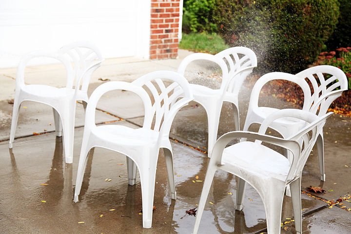 spray paint makeover idea for plain white plastic chairs, outdoor furniture, painted furniture