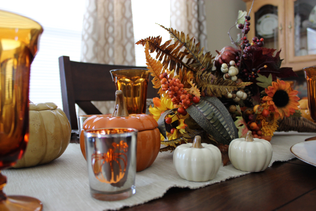 elegant thanksgiving tablescape idea, seasonal holiday decor, thanksgiving decorations