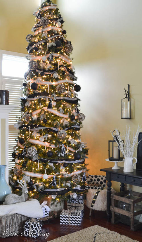 Enfeites de árvore de Natal preto, branco e serapilheira | Hometalk
