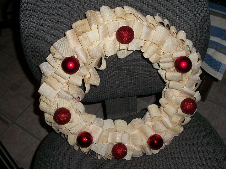 how to make a corn husk wreath, christmas decorations, crafts, seasonal holiday decor, wreaths