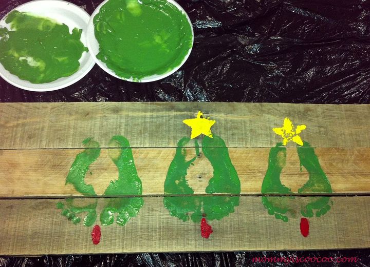 christmas tree pallet art idea with footprints, christmas decorations, crafts, pallet