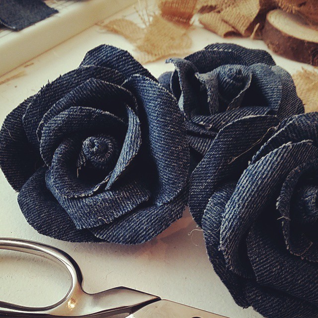 how to make a denim jeans rag wreath with flowers, crafts, wreaths