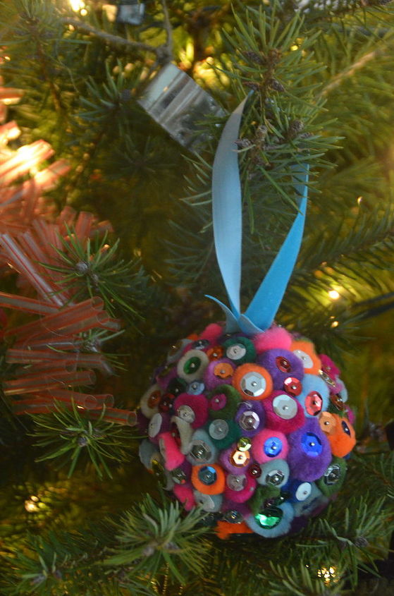 a very pom pom christmas, christmas decorations, crafts, seasonal holiday decor, wreaths