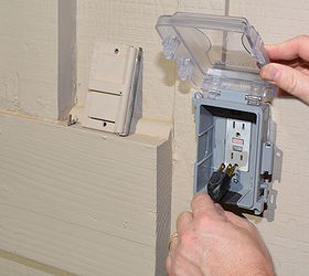 Instalar una nueva cubierta de la toma de corriente al aire libre para la seguridad eléctrica