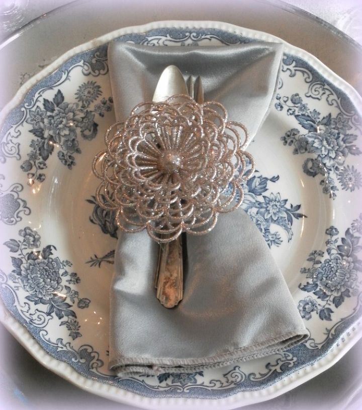 quick and easy napkins rings for your christmas tablescape, christmas decorations, crafts, seasonal holiday decor