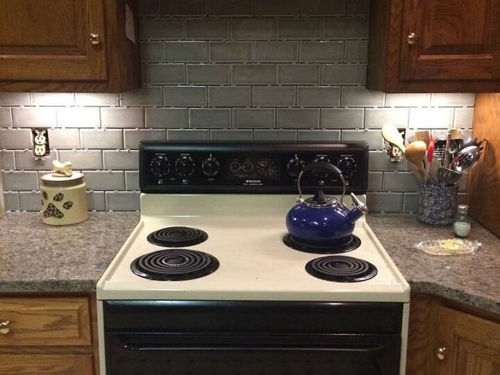 q paint color that looks good with oak, kitchen backsplash, kitchen design, paint colors, painting, This is the new tile and countertop Stove comes next week what color should I paint the wall